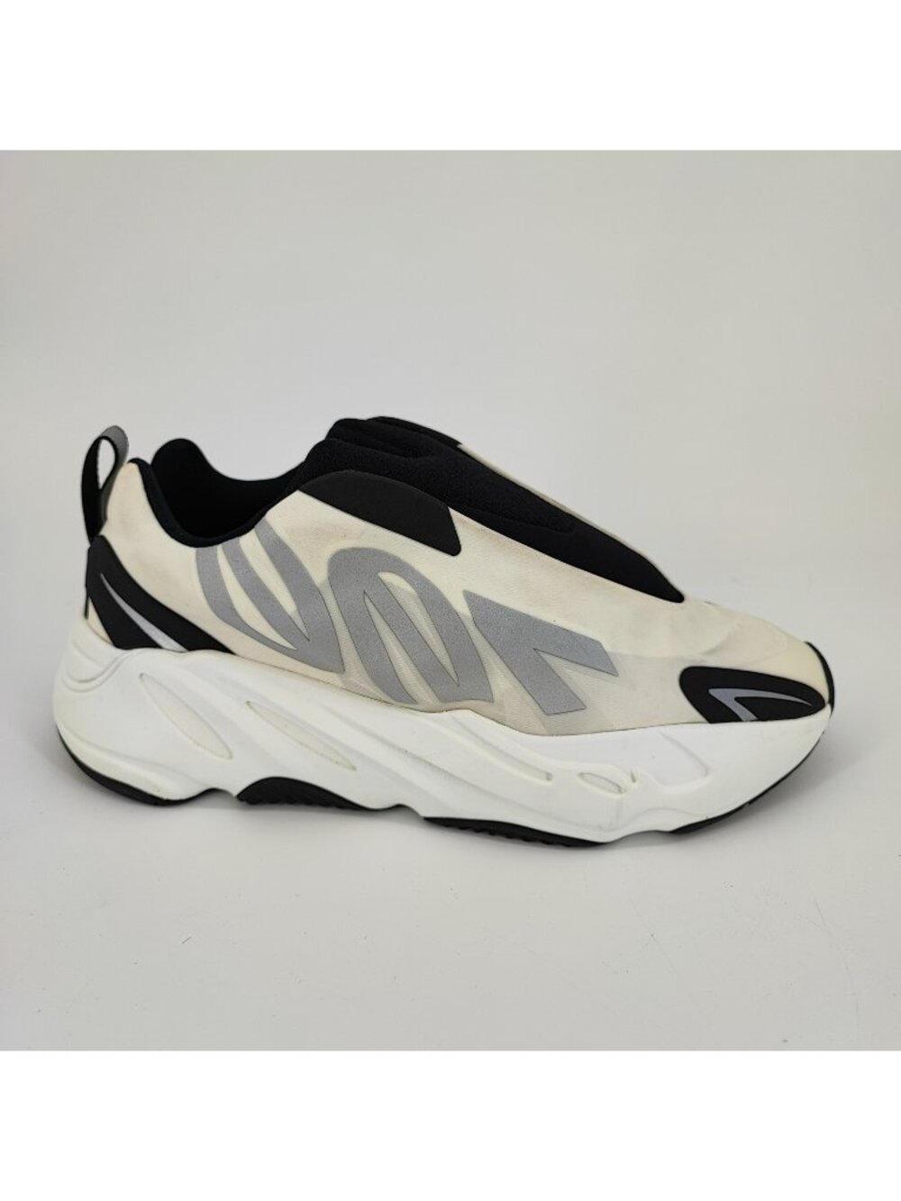 Adidas Yeezy Boost 700 MNVN Laceless Men’s Size 6 Sneakers Nylon Analog White